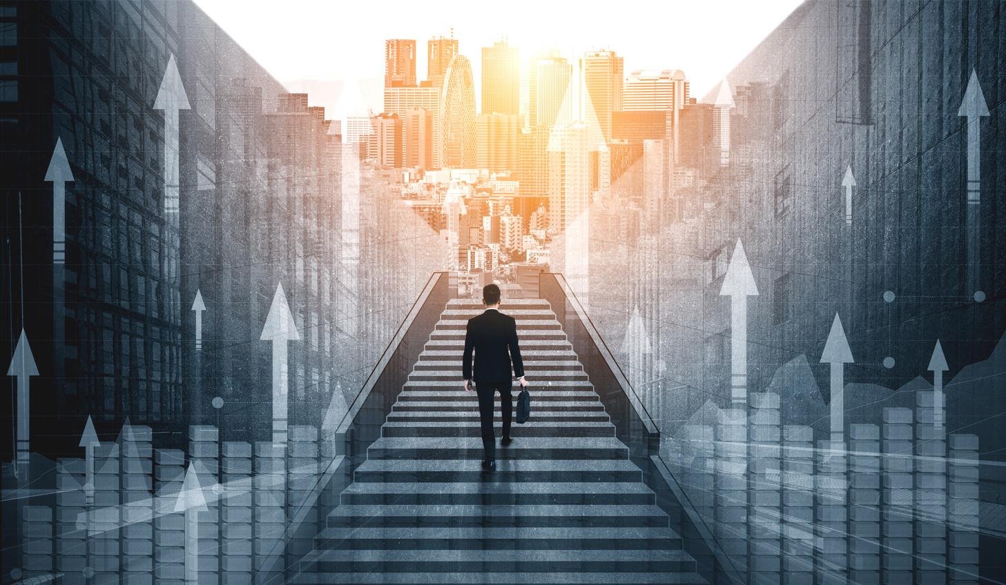 Profissional avançando por escadas em cenário corporativo de crescimento