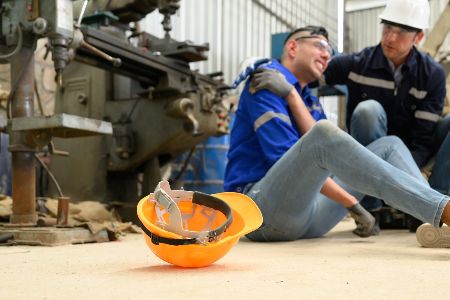 Equipe de segurança ocupacional em ambiente industrial